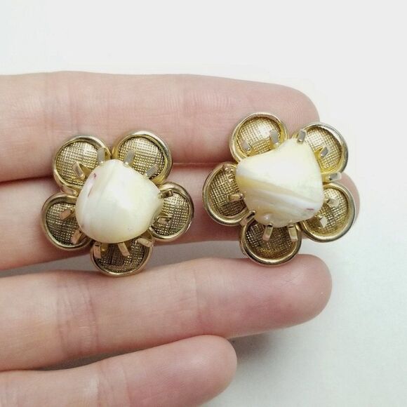 Vintage Floral Shape Clip On Earrings, Faux Pearl Center, Retro 80s Style - Picture 6 of 6